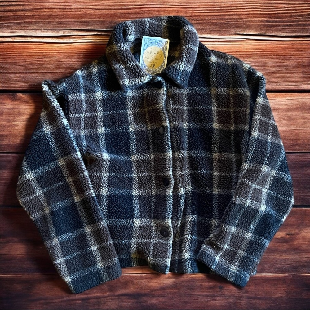Cozy checked unisex button down fleece from the 90’s.